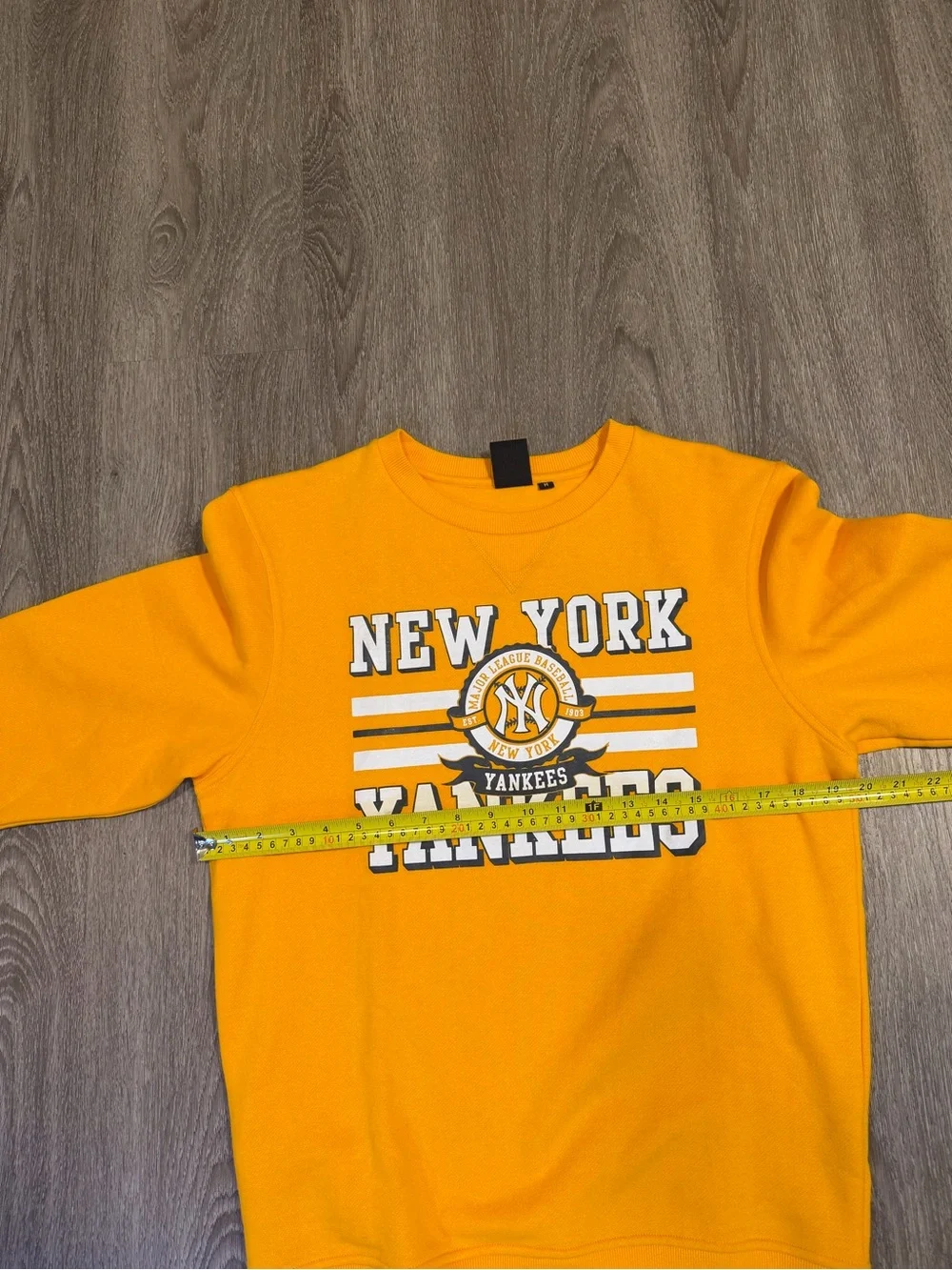 New York Yankees Majestic Vibrant Yellow Sweater Mens Size Medium In EUC